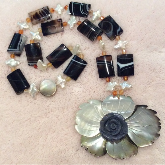 Mother of pearl flower necklace w/ glass beads - Picture 5 of 7